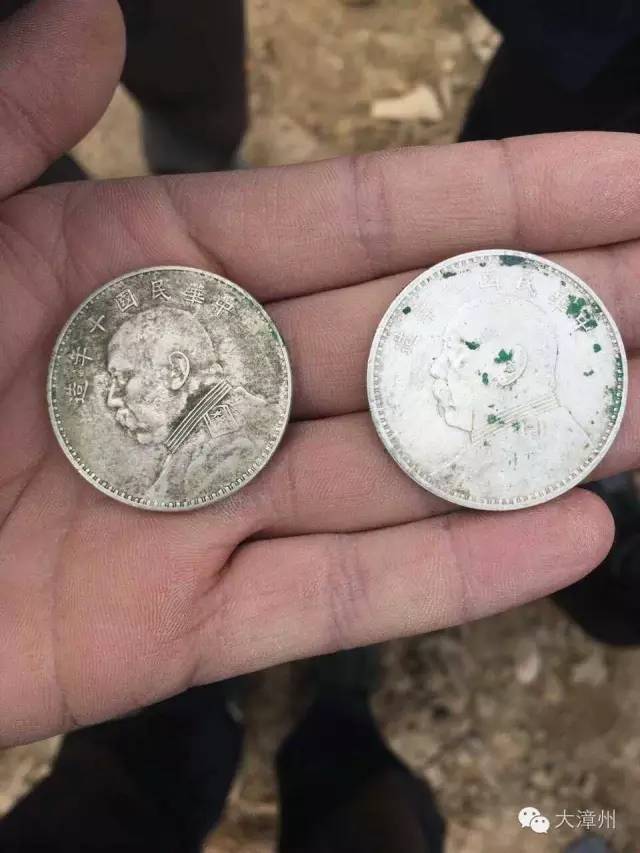 土里面挖出来的古钱币能售卖吗,一村民挖到古钱币专家出千万回收