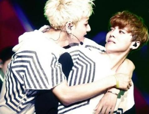 直男鹿晗遭大张伟“强吻”宁丑不屈，目击男男情侣相拥也是满脸懵