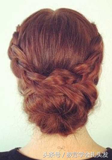 一款简单易学的长发花苞头扎法