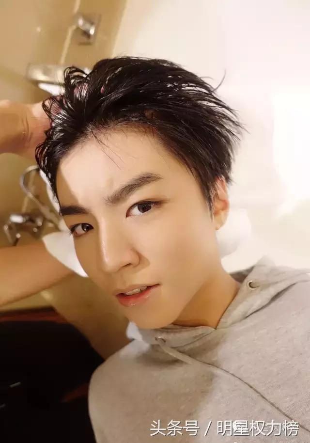 明星自拍除了卖萌还会搞怪！鹿晗TFBOYS教你自拍的正确姿势