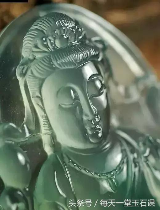 玉器手工雕刻和机器雕刻,机器雕刻玉器痕迹放大图