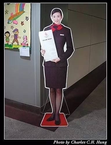 “美女”与“夜寿”：中国东航60岁生日晚宴趴新加坡分场