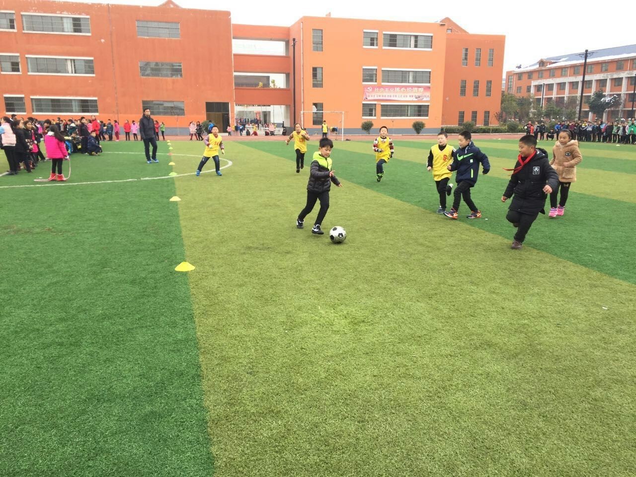 「校园」助教大舞台家长唱主角