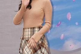 韩国“国民初恋”裴秀智高领毛衣穿出潮范