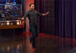 来啊相互崴脚啊!一起穿上高跟鞋跑步!