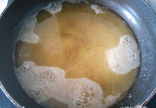 炸过鱼的油怎么处理不腥,炸过的油如何变清澈变香