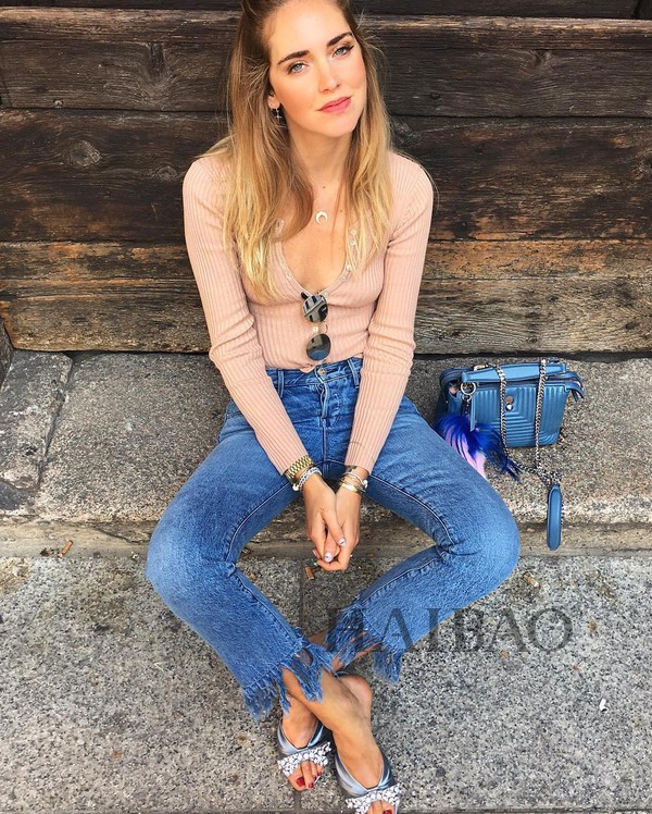 你眼中的基本款毛衣,谁实话还是挺重要的!街拍打卡,原来人人都爱穿这样的毛衣……