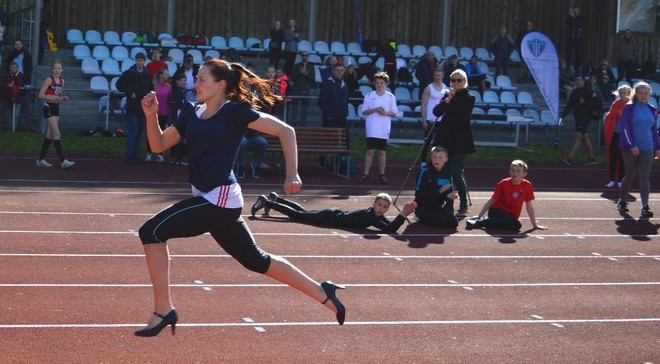 来啊相互崴脚啊!一起穿上高跟鞋跑步!