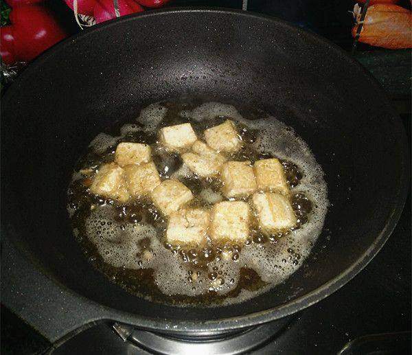 炸过鱼的油怎么处理不腥,炸过的油如何变清澈变香