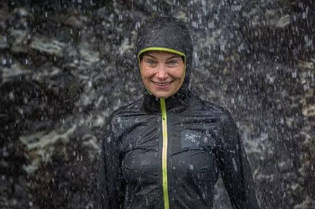 穿冲锋衣跑步合适吗,冬天跑步怎么穿衣服才好看