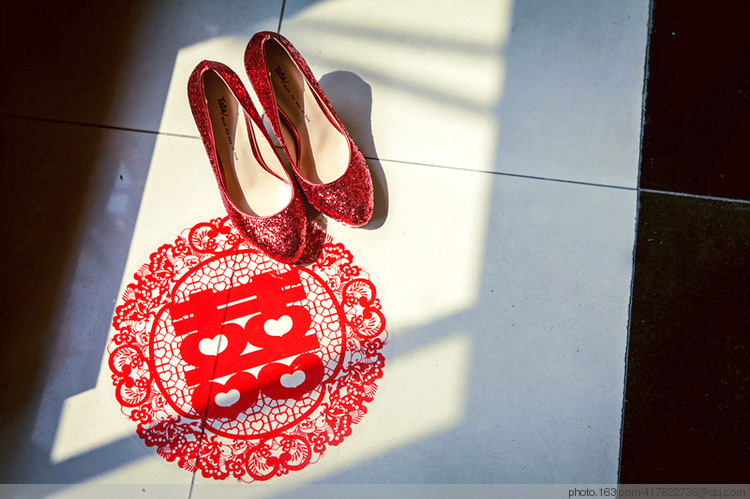 穿秀禾服婚鞋一定要红色的吗,穿秀禾服结婚很丢人吗