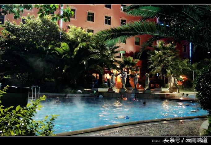夜色下的罗茨温泉，看着养眼，泡着安逸