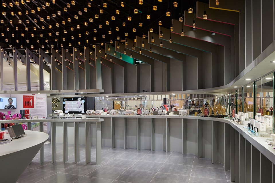 k11购物艺术中心霓虹厅,广州k11的店铺设计