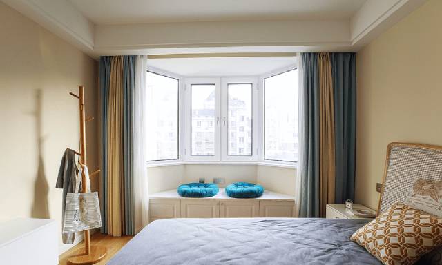 电视隔断墙现代轻奢小户型,客厅与餐厅隔断双面电视柜图