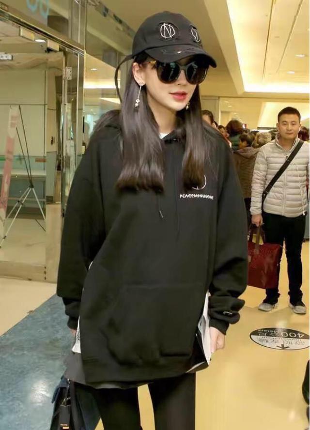 angelababy穿露脐装现身机场,angelababy出席活动穿粉红高跟鞋