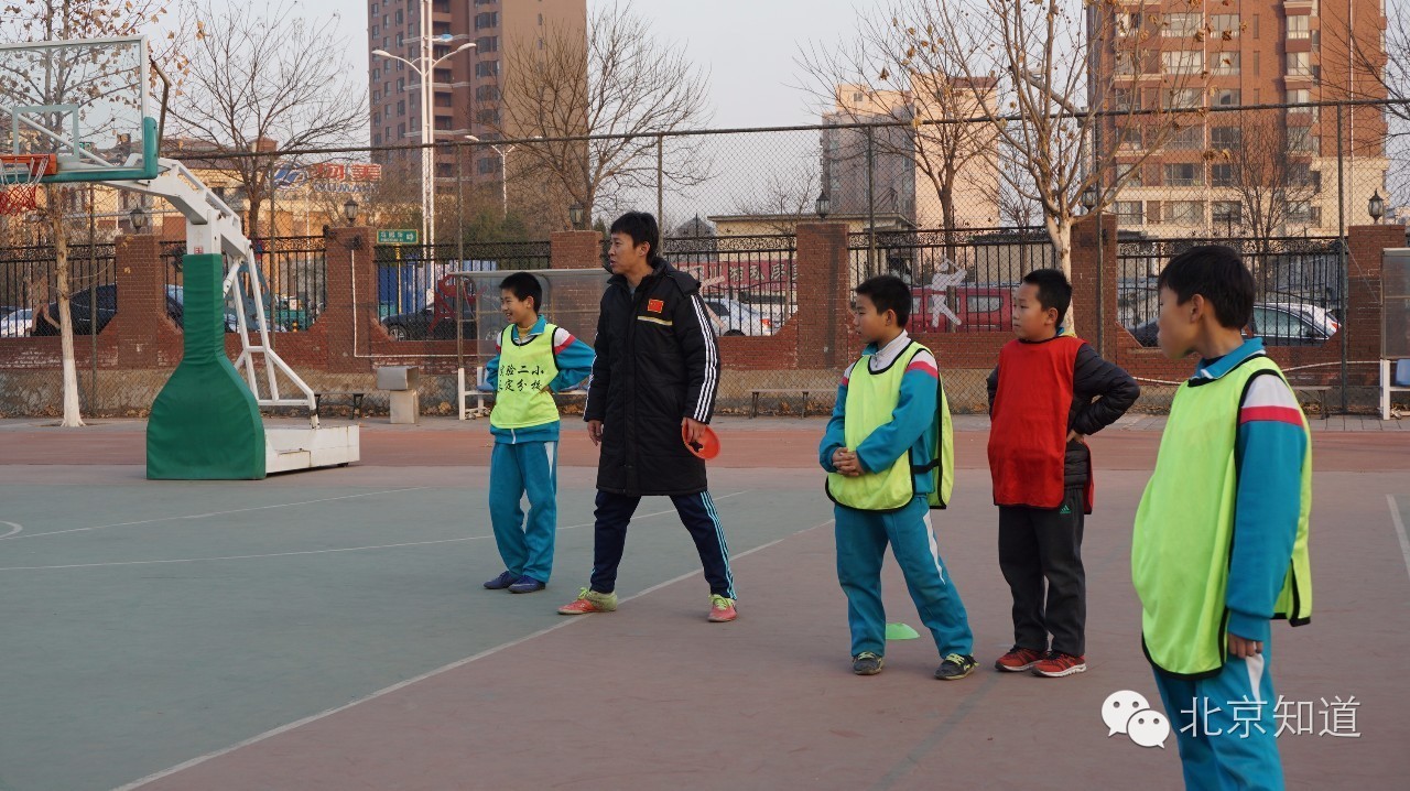 足球是让幼儿发展的第一运动,学校展开了一场激烈的足球赛