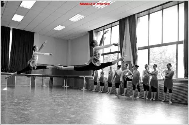 跳跳舞教学基础入门,跳跳舞可以忘掉一切烦恼