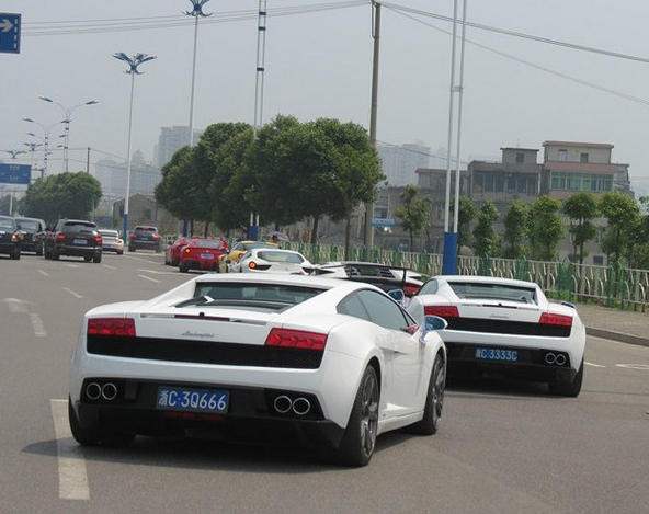 街头偶遇五菱宏光mini结婚车队,偶遇土豪结婚上亿车队来袭