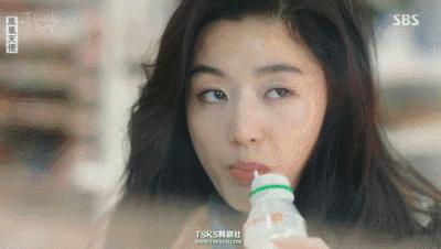 美人鱼皮肤为什么好！因为海里的东西足以让她不用去皮肤科