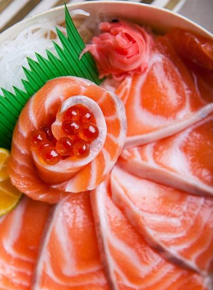 麻烦给我一份厚切三文鱼,再来一杯清酒!