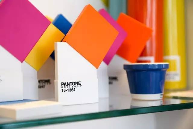 潘通十大必买颜色,潘通2024年度流行色排版
