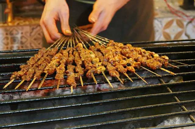 铁板鸭肠10元40串串,鸭肠1块钱