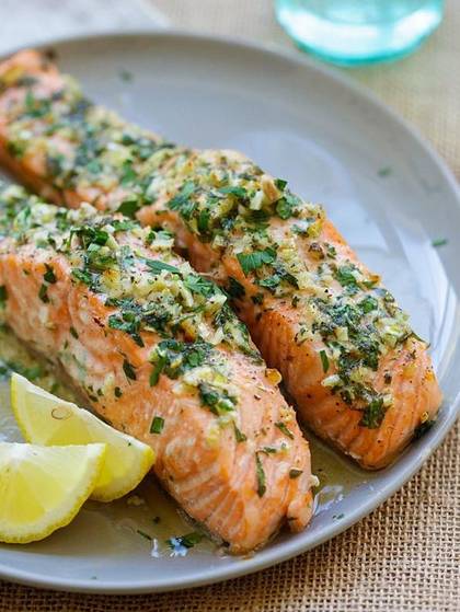 麻烦给我一份厚切三文鱼,再来一杯清酒!