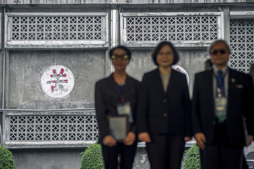 被交易“*独台**”还乐？蓝：被卖了还帮人数钱！