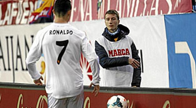 足球场球童被打,球童被砸哭