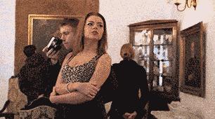 天太晚了，你要不就在这过夜吧