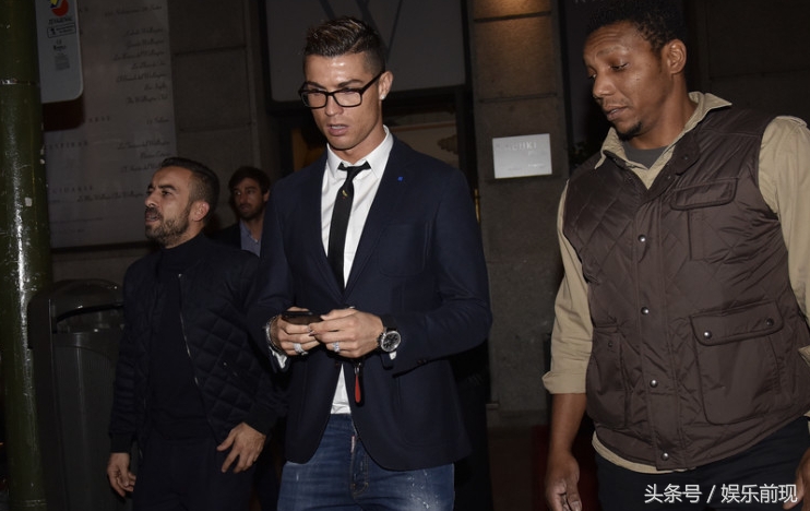 c罗戴眼镜女球童,c罗戴眼镜图片