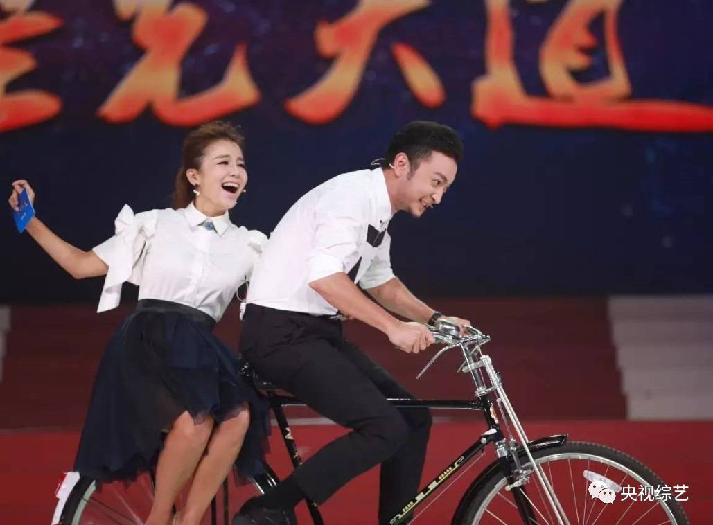 朱迅一个月工资多少,采访朱迅的视频