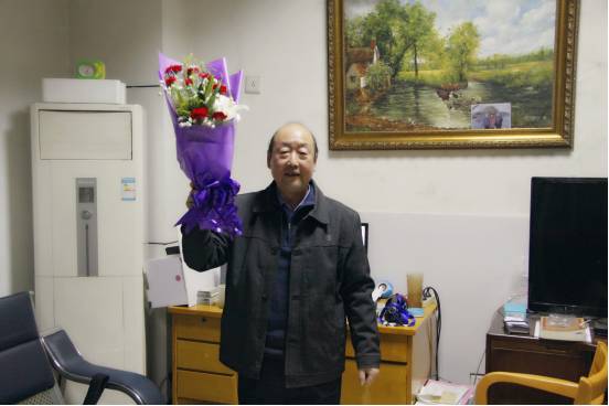 浙传图书馆方大爷要暂别我们了!考研的同学特意买了花为他送行