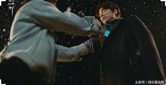 《鬼怪》吻戏：恩卓无法拔出金信的剑，猝不及防地来了个唯美之吻