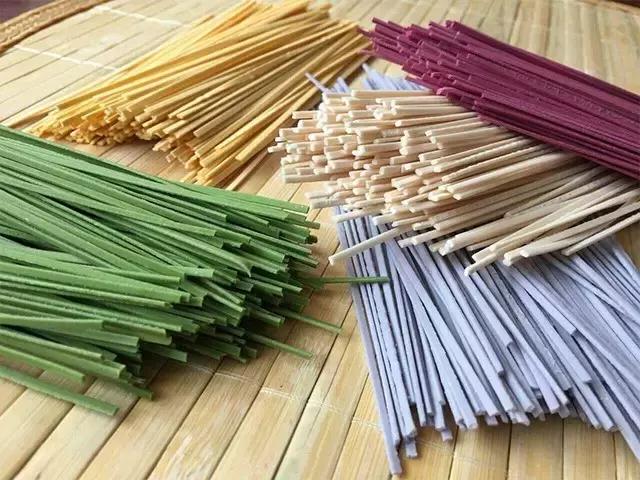 美食diy想怎么吃就怎么吃,好吃的五彩蔬菜面