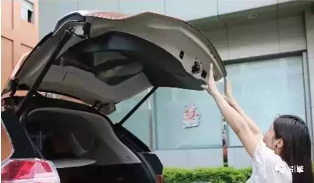 电动尾门和一脚踢的区别,电动尾门怎么区分单杆还是双杆的