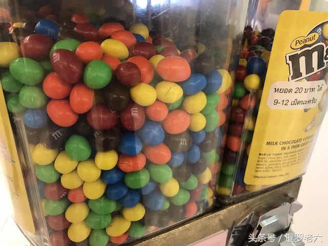 曼谷商场里的“MM豆投币贩卖机”，10泰铢咋才给3个豆？