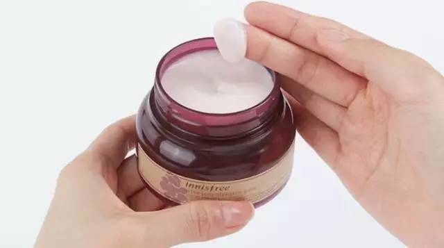 推荐一下最近很火的护肤品 (最近朋友推荐一款很好用的护肤品)