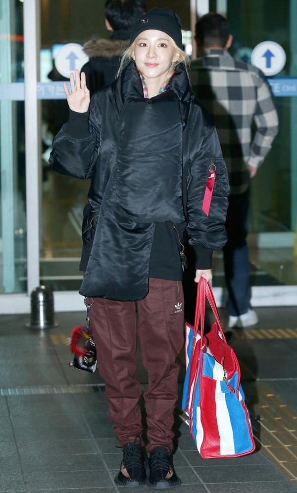 韩国女明星皮衣机场街拍,韩国女明星穿阿迪