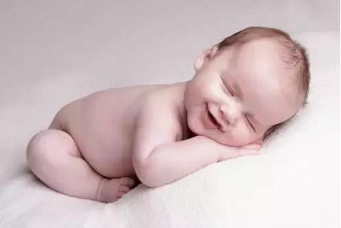 冬天怎么给新生儿晒太阳,新生儿可以出门晒太阳吗