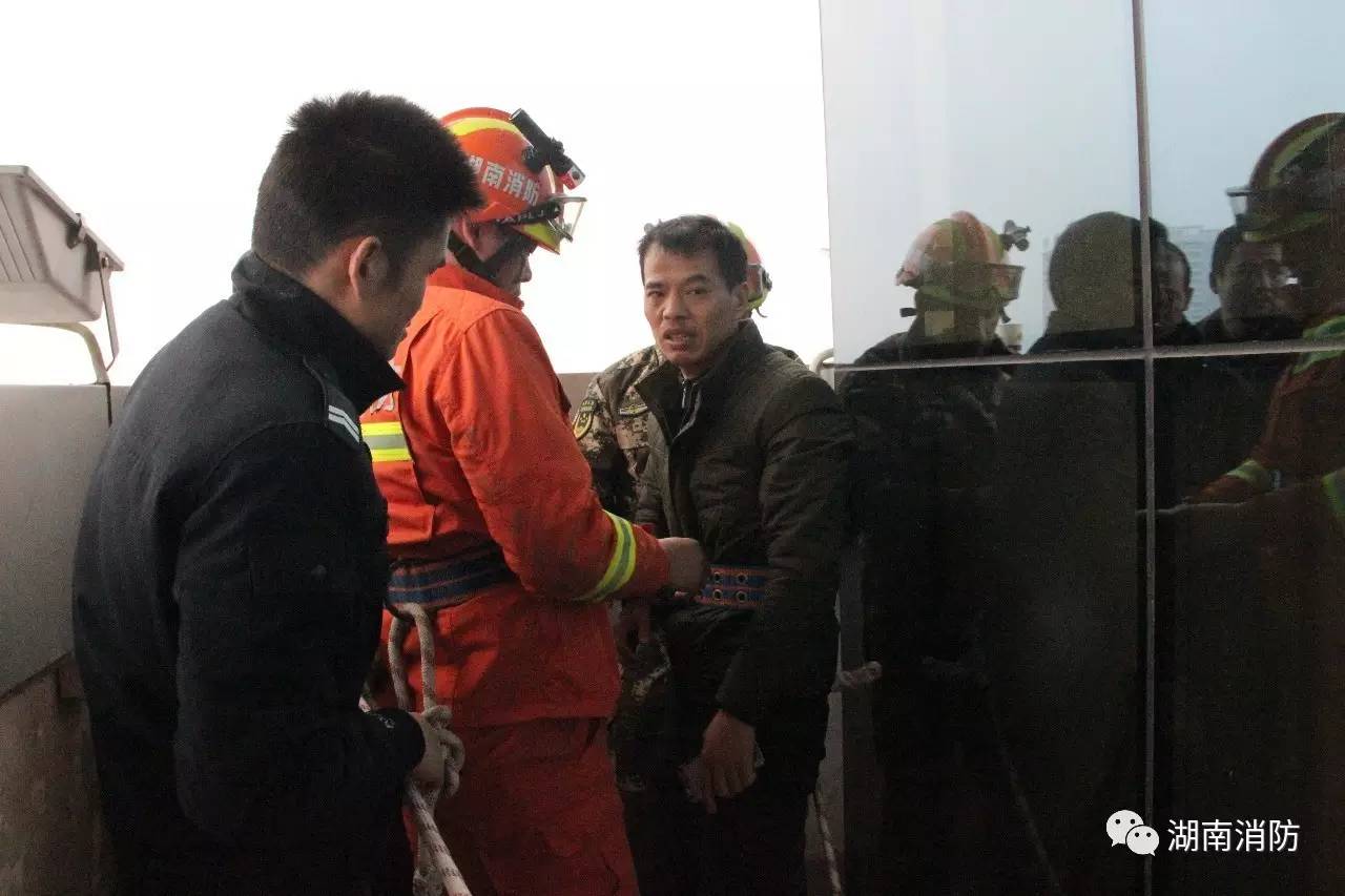 「新闻多看点」|湘西自治州一男子男子60米高楼欲轻生湖南消防成功救援……
