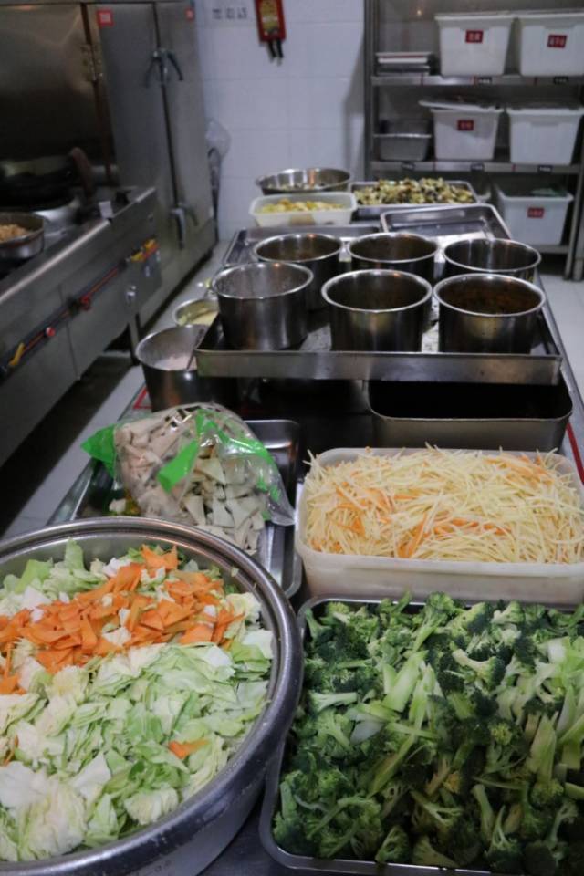 吃完食堂的第200碗饭，Ta说带我去后厨看看