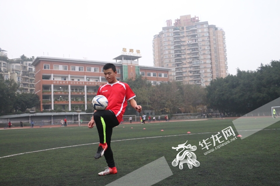 绿茵好少年寻访重庆七中校园“明星球员”人物系列报道刘易：从钢琴到足球，他是个总给人“惊喜”的前锋