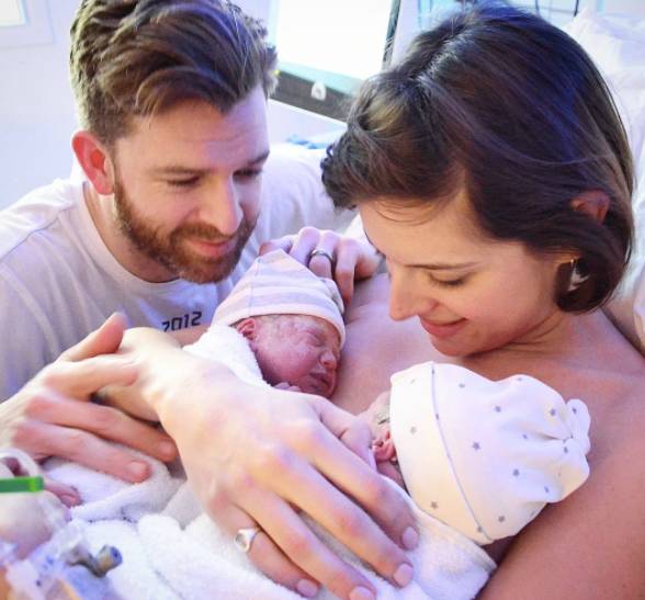 一个娃就够呛了，家有四个小公主怎么办？