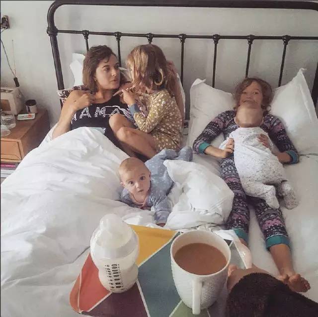 一个娃就够呛了，家有四个小公主怎么办？