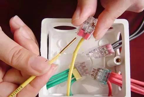 家里电器老是跳闸怎么回事,电工师傅教您分析电路跳闸的原因