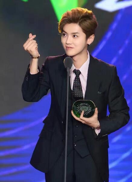 耿直鹿晗真是好脚力，身高不够，踮脚来补，带动大家一起踮起来