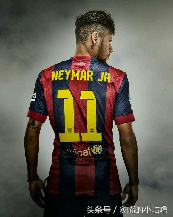 内马尔叼纸巾,内马尔戴耳机叼金链