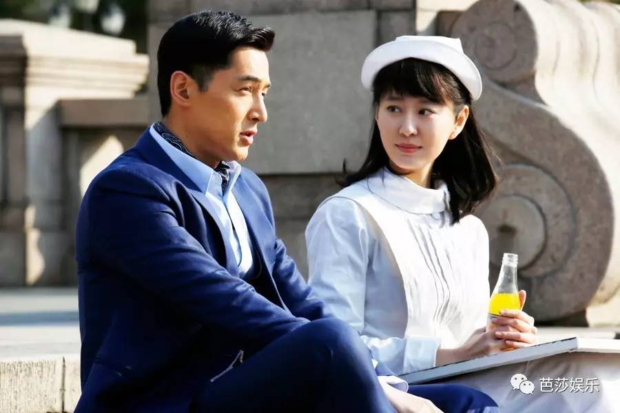 运动条纹星星包，亮闪闪鱼尾裙，从前穿灰布旗袍的王乐君居然这么时髦！