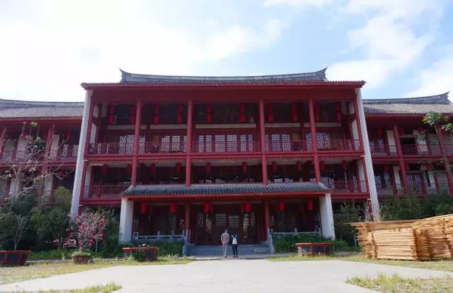 一个长得像李小龙的男人，在长泰一村子里，建了个千与千寻的奇幻世界